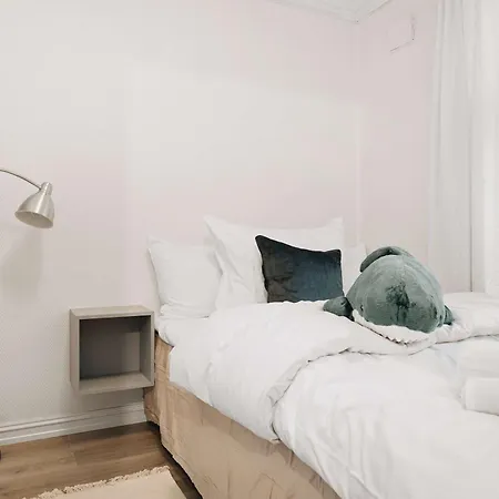 Ferienhaus Dinbnb - History Meets Modern I 3-story House
