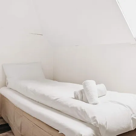 Dinbnb - History Meets Modern I 3-story House Ferienhaus *