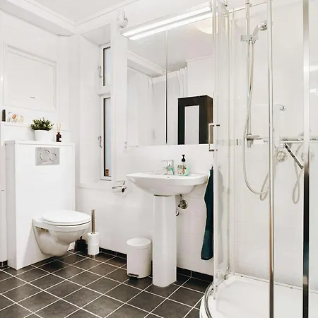 Ferienhaus Dinbnb - History Meets Modern I 3-story House *