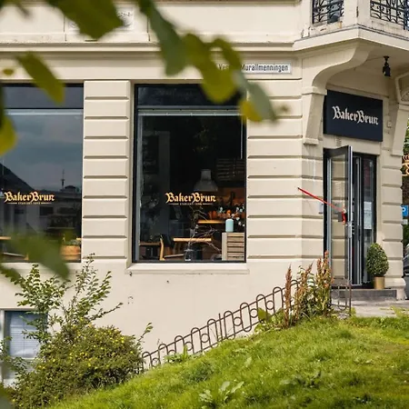 Dinbnb - History Meets Modern I 3-story House Casa de Férias *