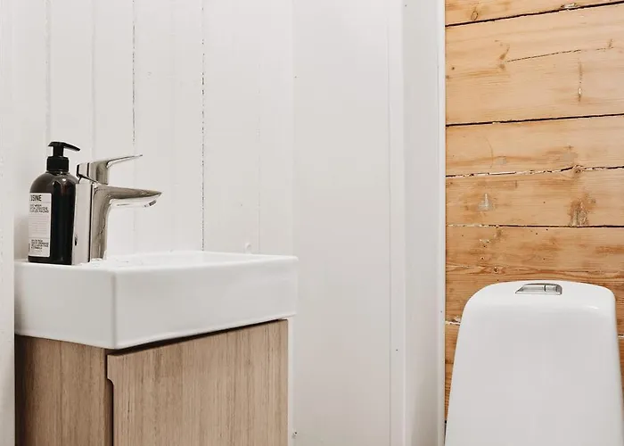 Dinbnb - History Meets Modern I 3-story House Дом отдыха