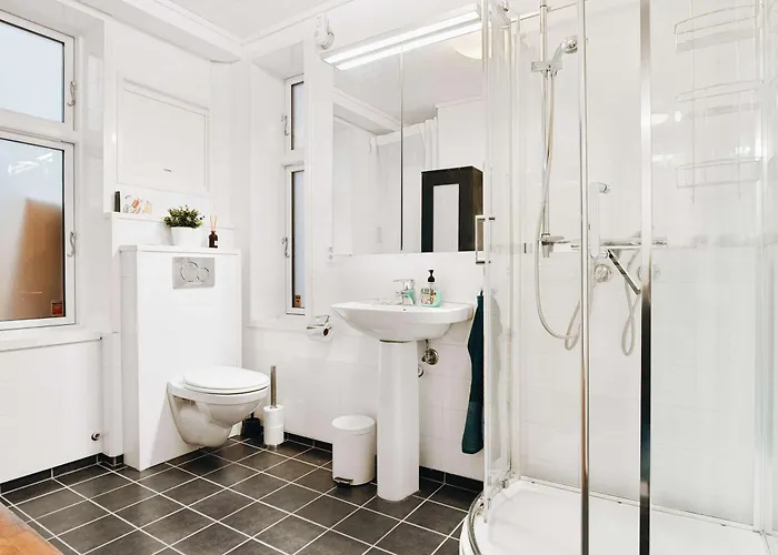 Дом отдыха Dinbnb - History Meets Modern I 3-story House *