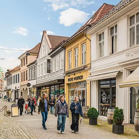 Dinbnb - History Meets Modern I 3-story House Ferienhaus *