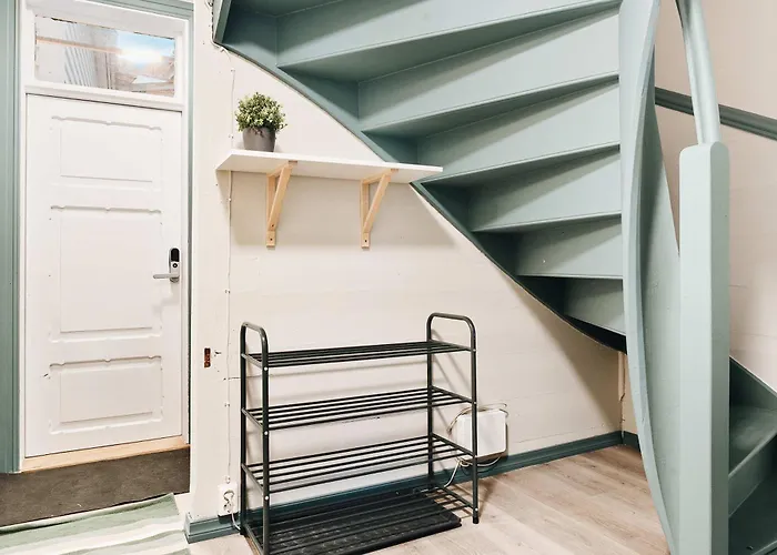 Ferienhaus Dinbnb - History Meets Modern I 3-story House *