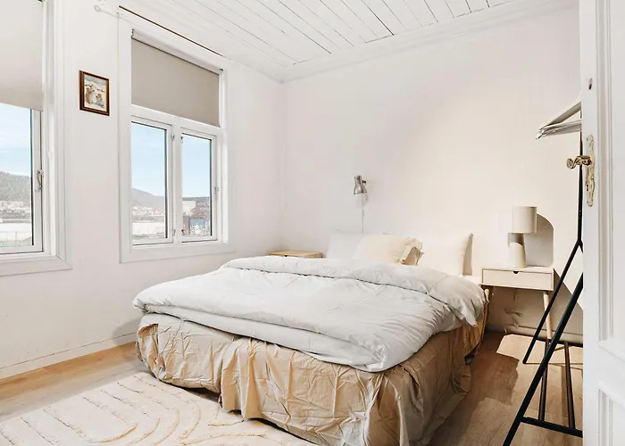 Ferienhaus Dinbnb - History Meets Modern I 3-story House Bergen