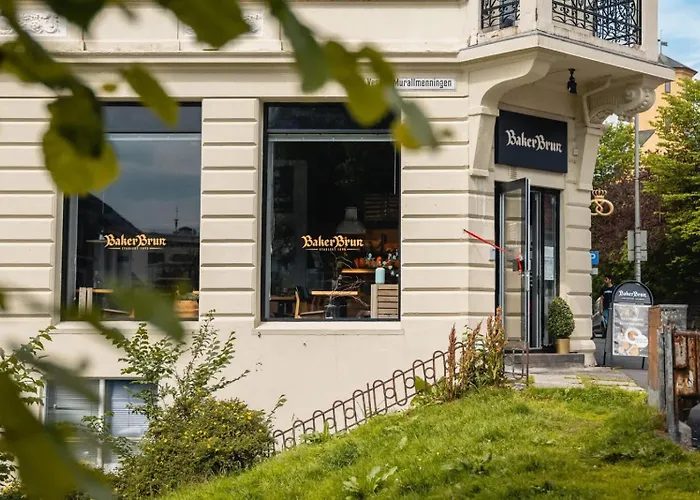 Dinbnb - History Meets Modern I 3-story House Ferienhaus *